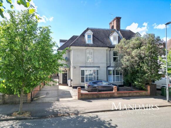 1 bed property, in 105 Park Road, £50,000