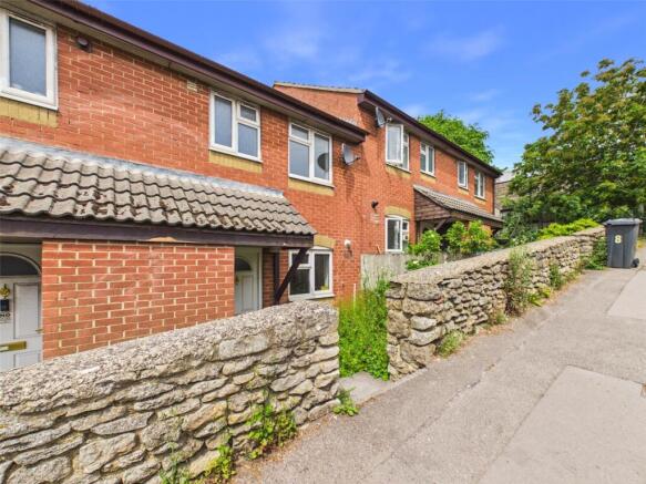 2 bed property, in Ryeleaze Close, £200,000