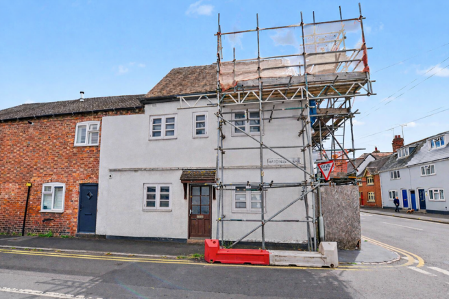 4 bed property, in Head Street, £110,000