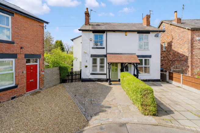 2 bed property, in Ravenoak Road, £400,000
