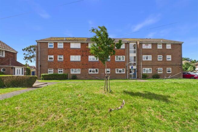 2 bed property, in Longlands Road, £125,000