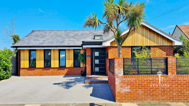 2 bed property, in Glebe Way, £625,000