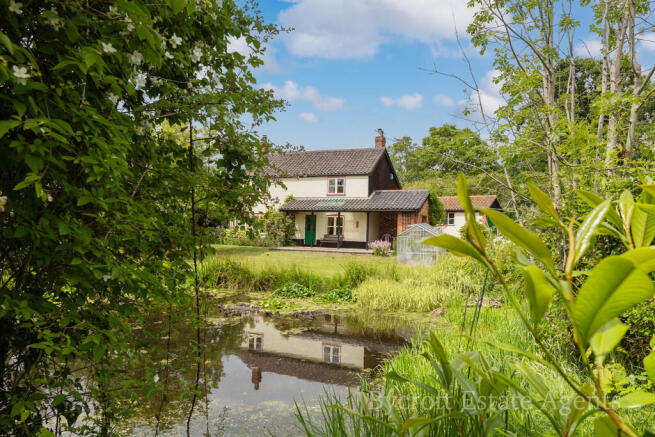 4 bed property, in Hidden Cottage Nestled In Enchanting, £495,000