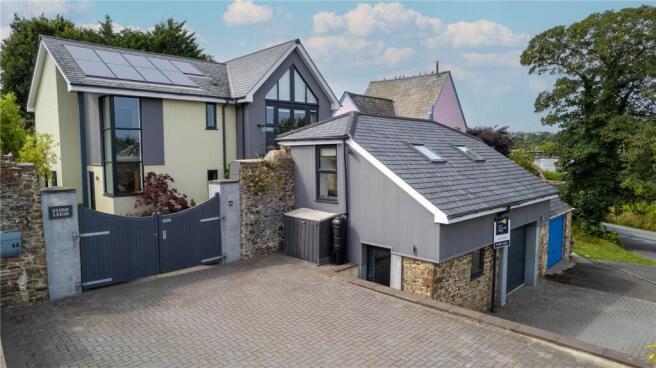 5 bed property, in Southcott Road, £685,000