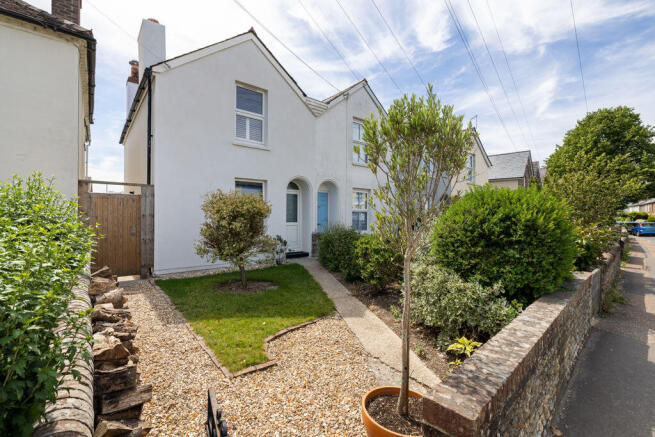 2 bed property, in Bognor Road, £459,000