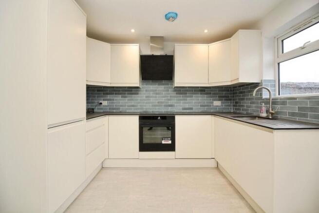 3 bed property, in Herricks Avenue, £328,500