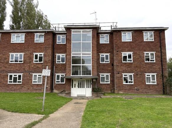 2 bed property, in Old Ruislip Road, £255,000