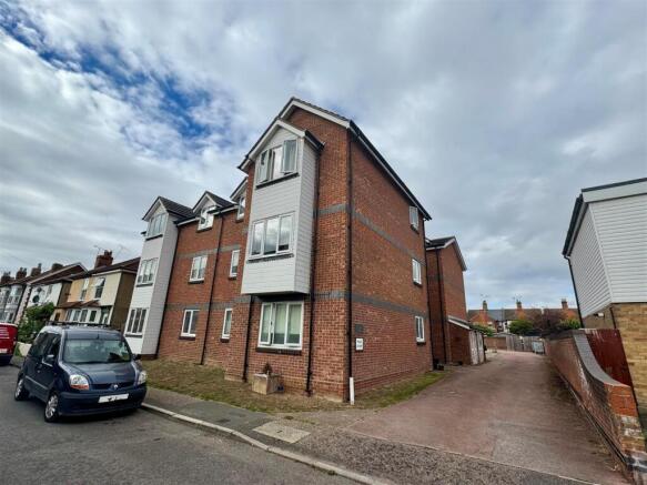 1 bed property, in Cookes Lodge, £160,000
