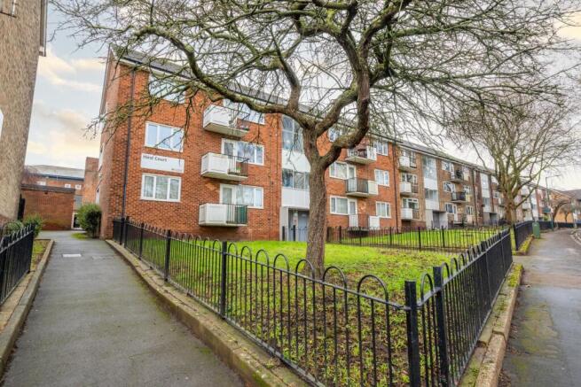 2 bed property, in Hirst Court, £130,000