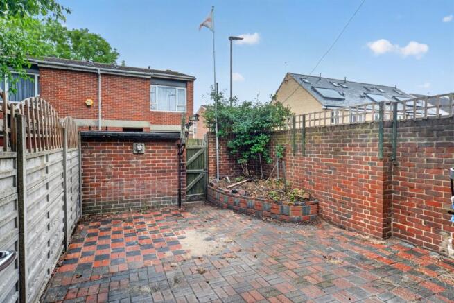 2 bed property, in Davern Close, £500,000