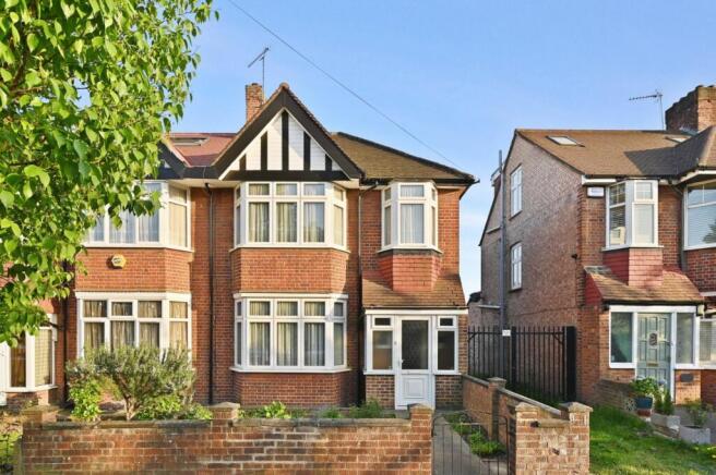 3 bed property, in Park View, £725,000