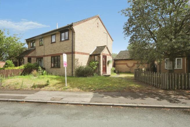 3 bed property, in Primrose Close, £220,000