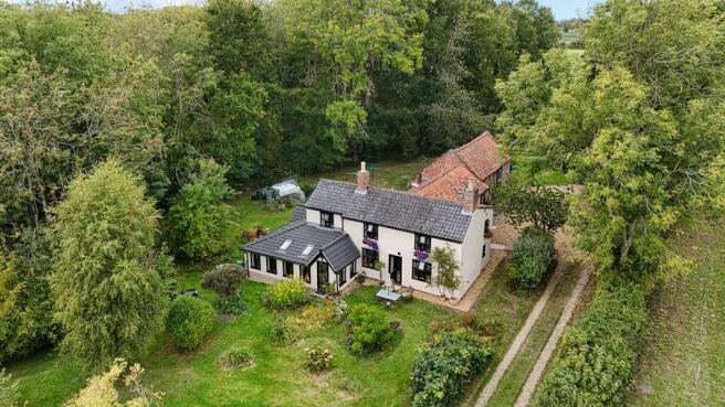 4 bed property, in Alpington, £800,000
