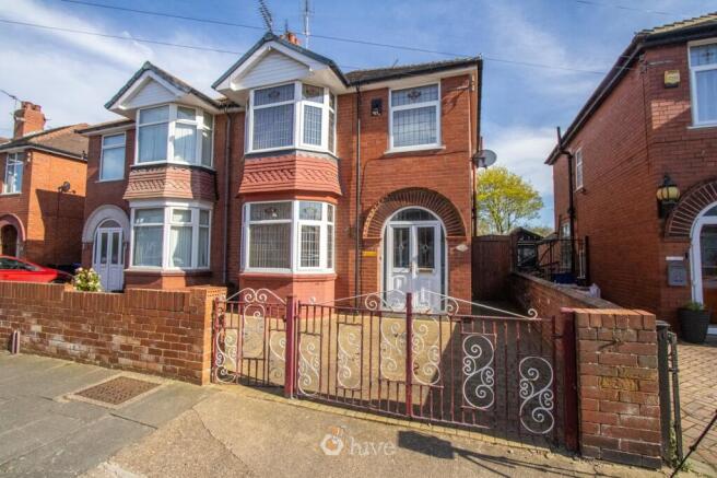 3 bed property, in Manor Drive, £220,000
