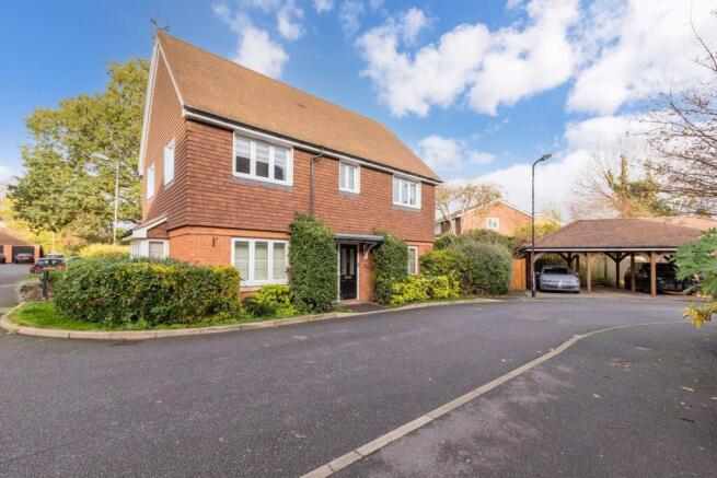4 bed property, in Foxherne, £825,000