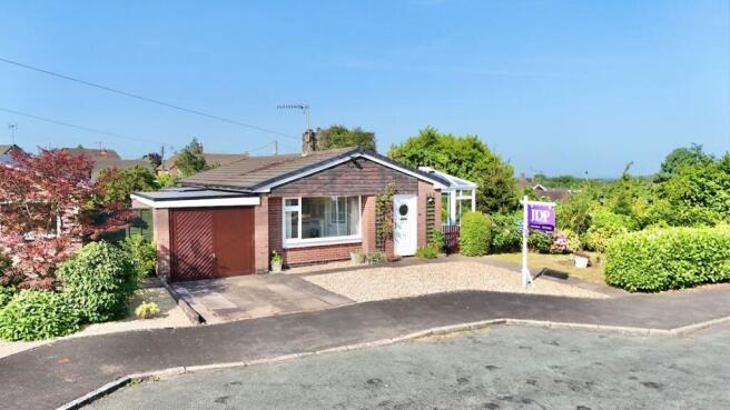 2 bed property, in Acorn Close, £280,000