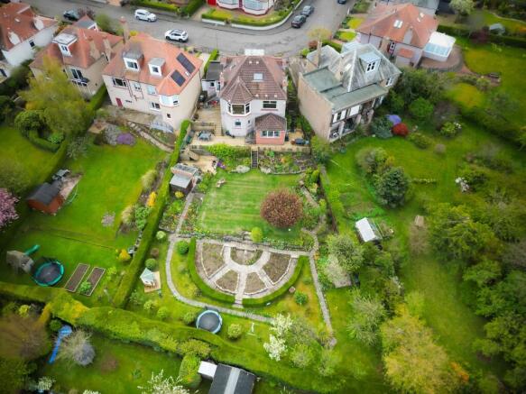 5 bed property, in Baberton Crescent, £695,000