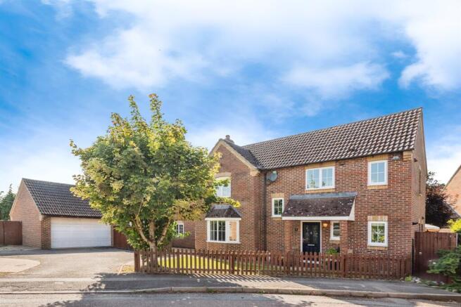 5 bed property, in The Paddock, £700,000