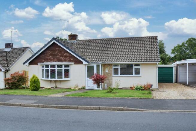2 bed property, in North Baddesley, £450,000