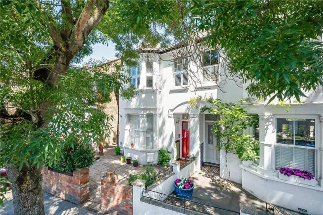 2 bed property, in Whitton Road, £735,000