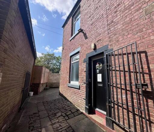 2 bed property, in Market Street, £134,999