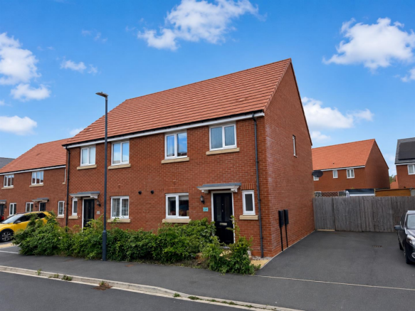 3 bed property, in Magnolia Way, £264,000