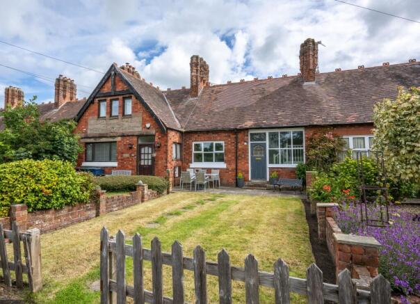 3 bed property, in Hall Road, £240,000