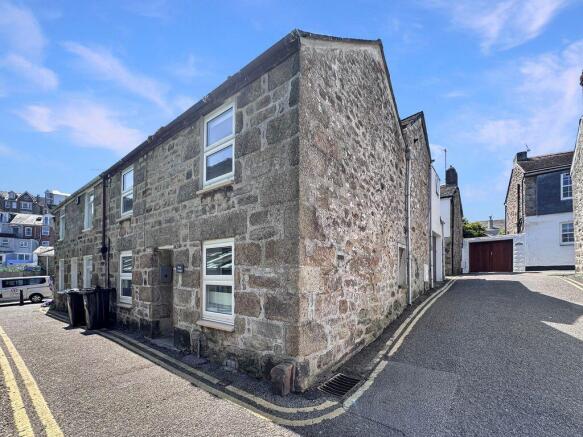 2 bed property, in Wesley Passage, £250,000
