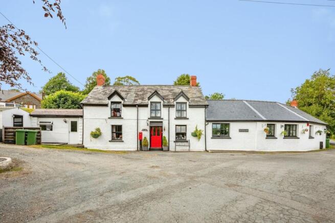 4 bed property, in Llwynygroes, £325,000