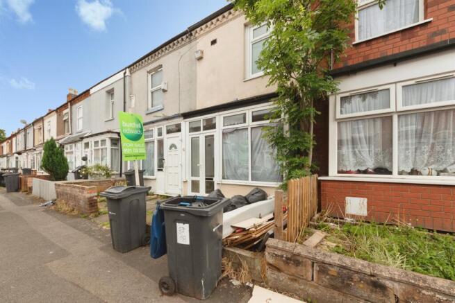 2 bed property, in Solihull Road, £150,000