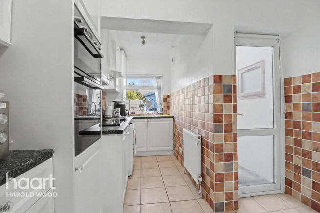 1 bed property, in Court Avenue, £375,000