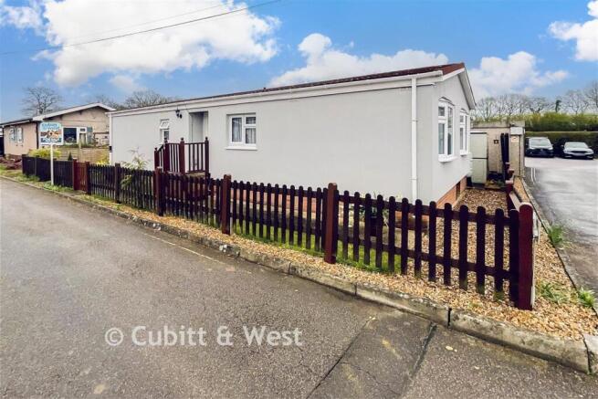 2 bed property, in Laburnum Court, £220,000