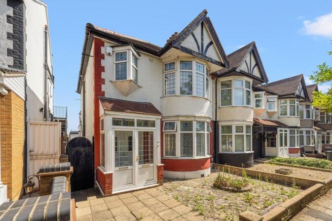 3 bed property, in Park View Gardens, £575,000
