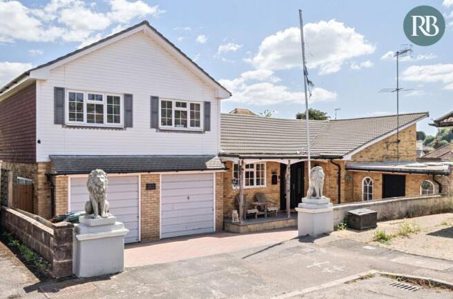 3 bed property, in Oakdene Way, £590,000