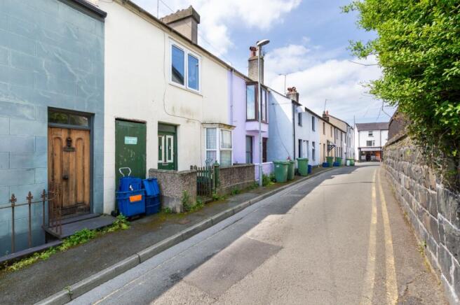 6 bed property, in The Crescent, £150,000