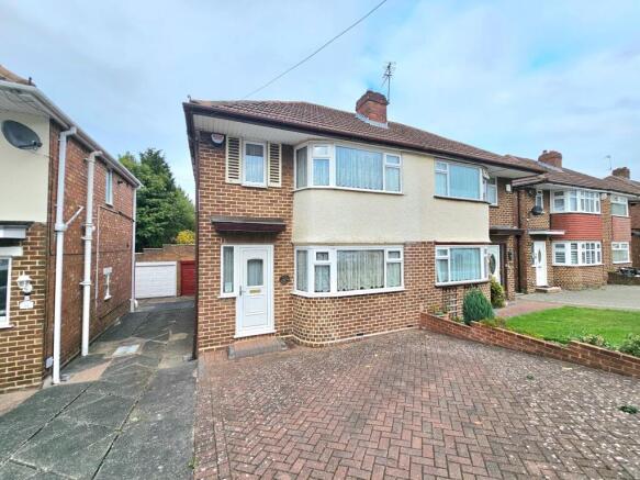 2 bed property, in Cherry Tree Avenue, £210,000