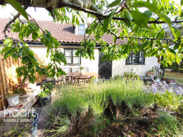 2 bed property, in Pleasant Place, £290,000