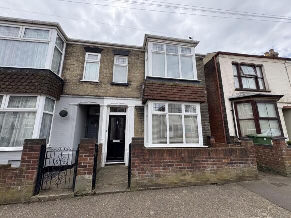 3 bed property, in 8 Cross Road, £150,000