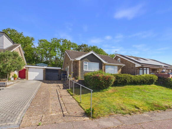 2 bed property, in Slonk Hill Road, £400,000