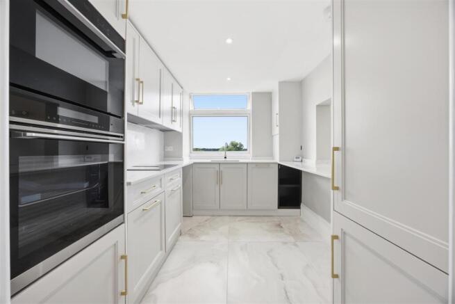 2 bed property, in Denham Lodge, £350,000