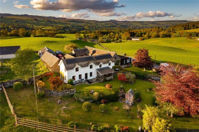5 bed property, in Nether Pitcairn Farm, £600,000