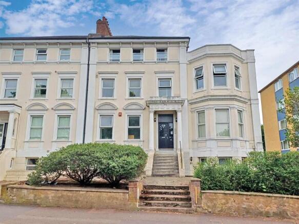 1 bed property, in St. Mark's Hill, £150,000