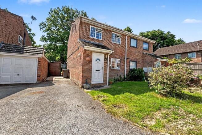 3 bed property, in North Baddesley, £325,000