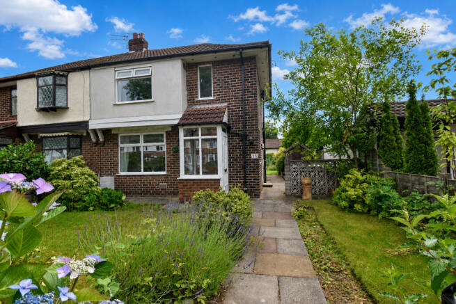 2 bed property, in Snowden Avenue, £325,000