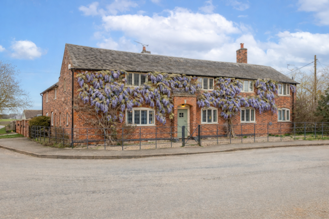 5 bed property, in Main Road, £1,150,000