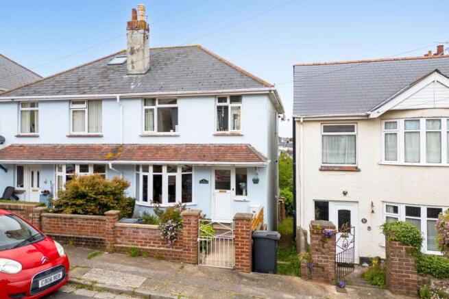 3 bed property, in Barnfield Road, £250,000