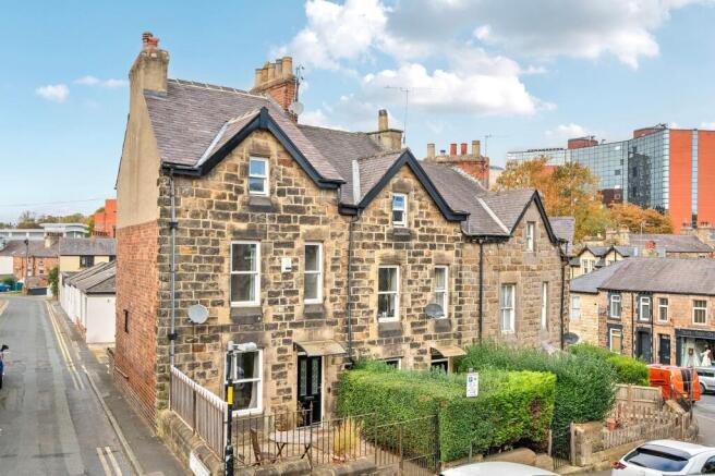 3 bed property, in Commercial Street, £260,000