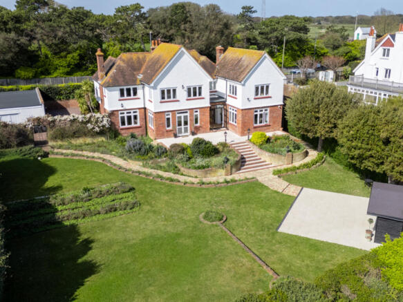 4 bed property, in Broadlands, £1,500,000