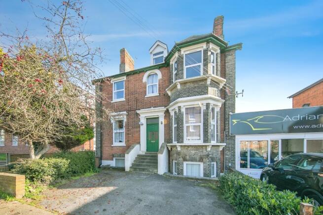 6 bed property, in Christchurch Street, £700,000