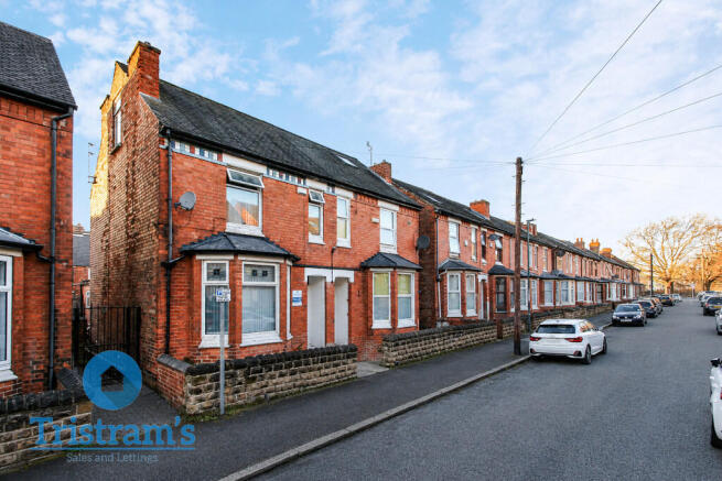 5 bed property, in Teversal Avenue, £450,000